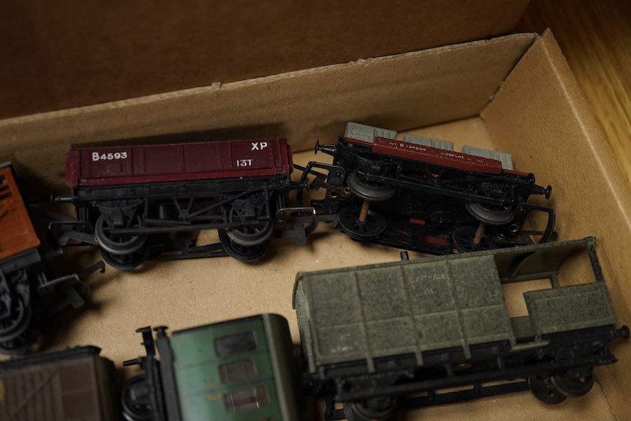 A quantity of 00 gauge model railway by Tri-ang, Mainline, Dapol, Bachmann, GMR, Hornby Dublo, etc. including; a Tri-ang American outline Davy Crockett train set (RS.37), nine steam and diesel locomotives, together with